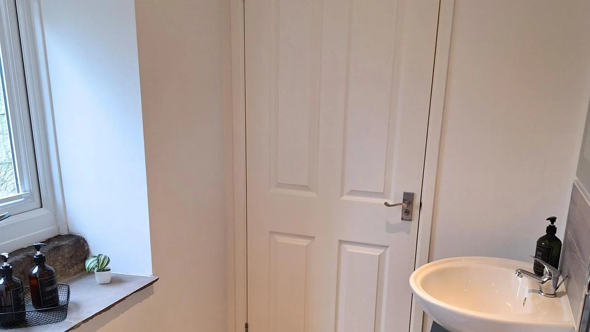 Two-Bedroom Stone Cottage - Lovely Garden Patio - Free On Street Parking Keighley Casa de Férias
