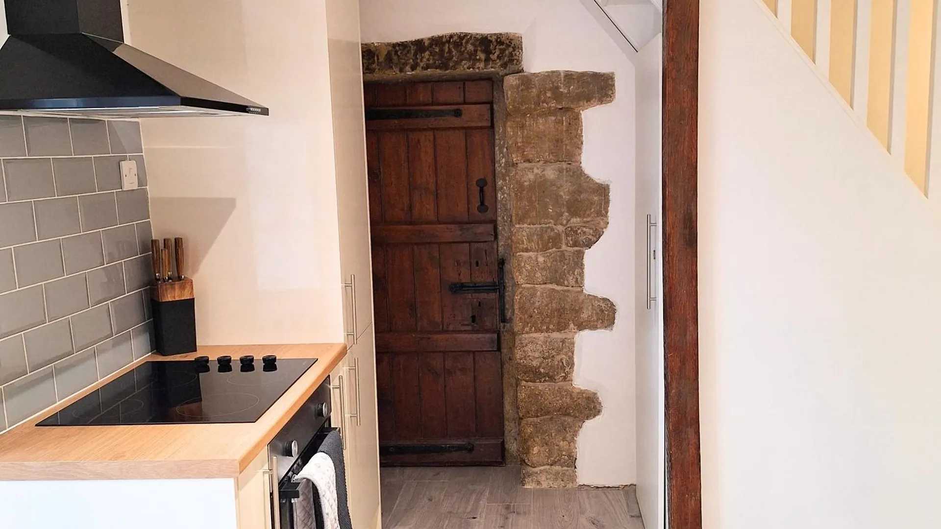 Two-Bedroom Stone Cottage - Lovely Garden Patio - Free On Street Parking Keighley 0*,  Reino Unido