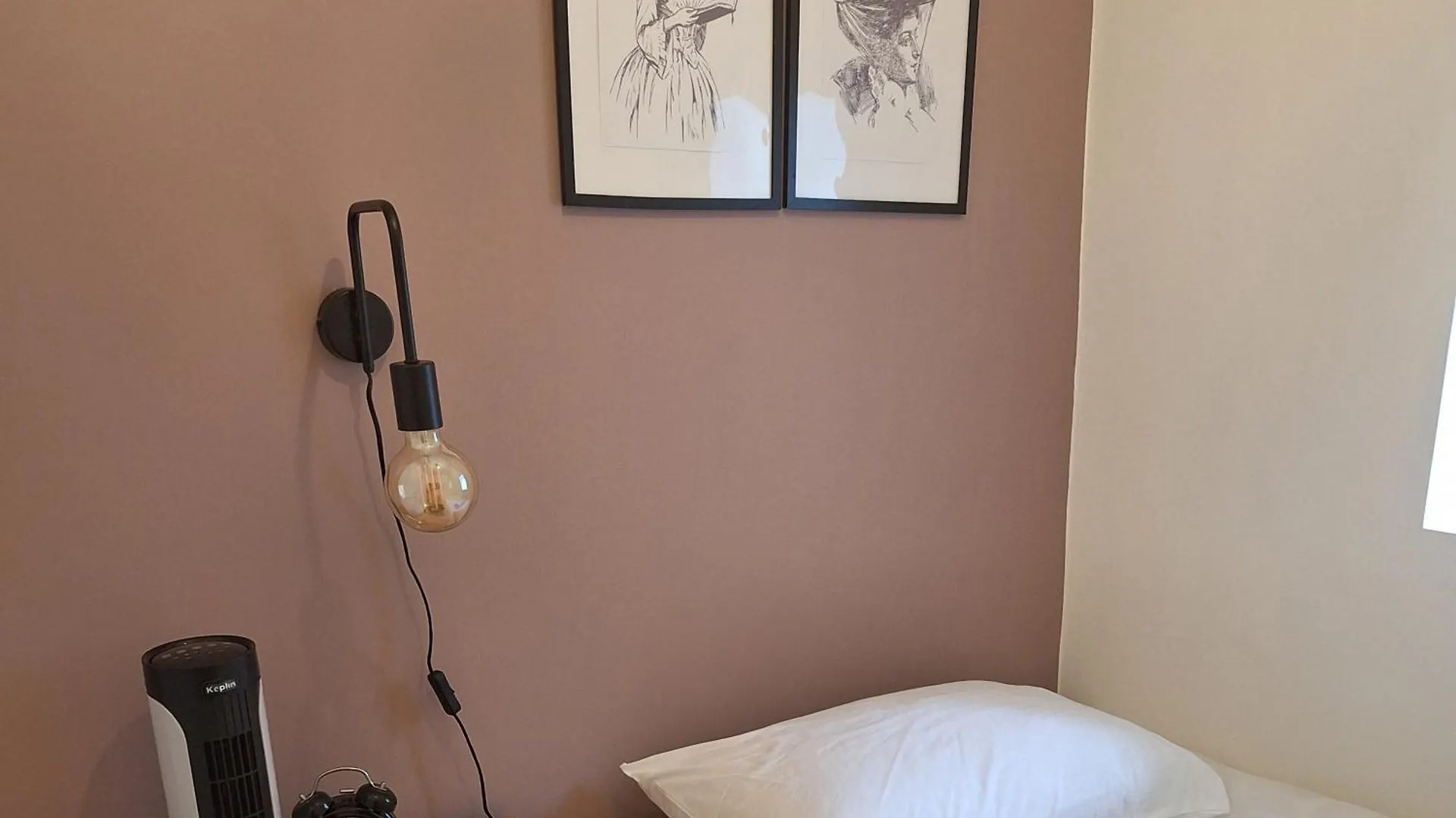 Two-Bedroom Stone Cottage - Lovely Garden Patio - Free On Street Parking Keighley 0*,  Reino Unido